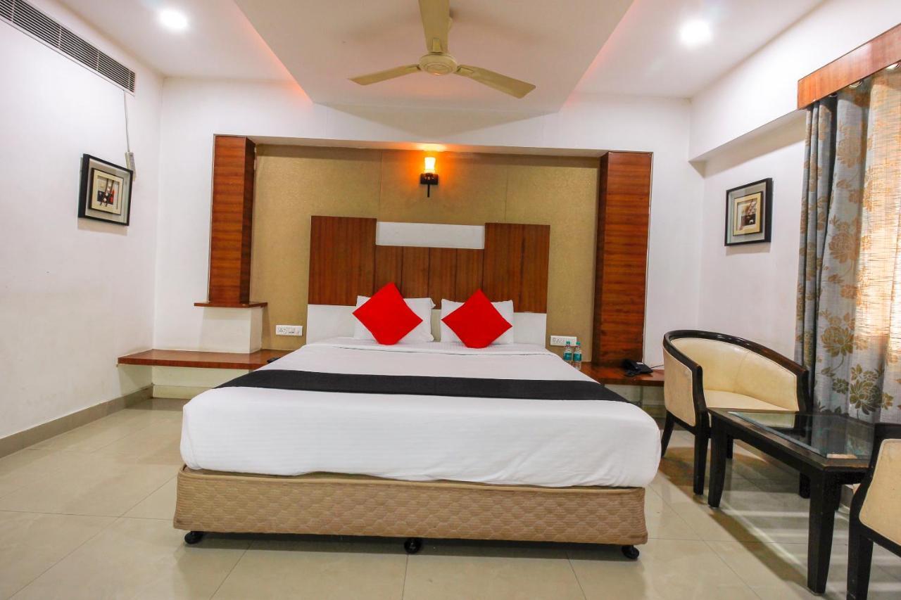 Capital O 66968 Haveli The Landmark Hotell Warangal Exteriör bild