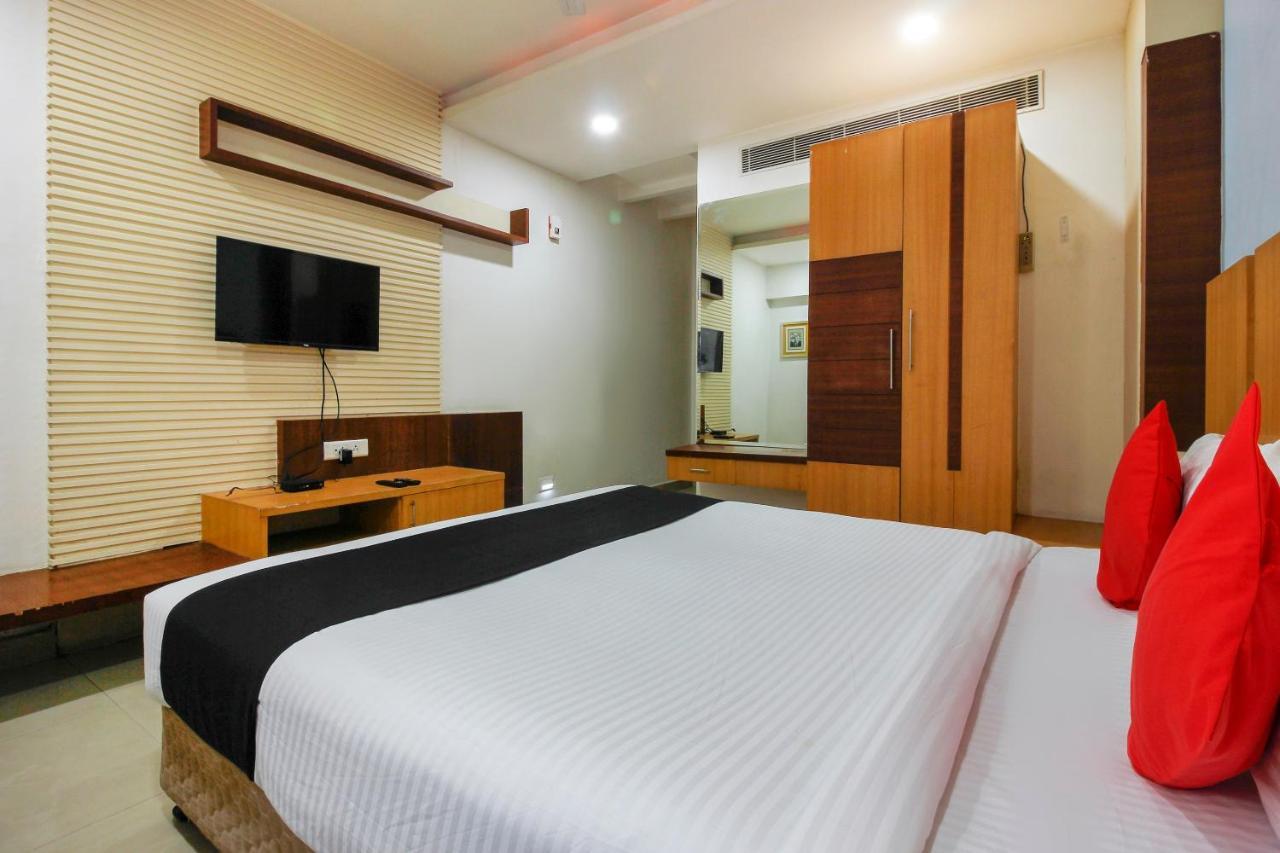 Capital O 66968 Haveli The Landmark Hotell Warangal Exteriör bild