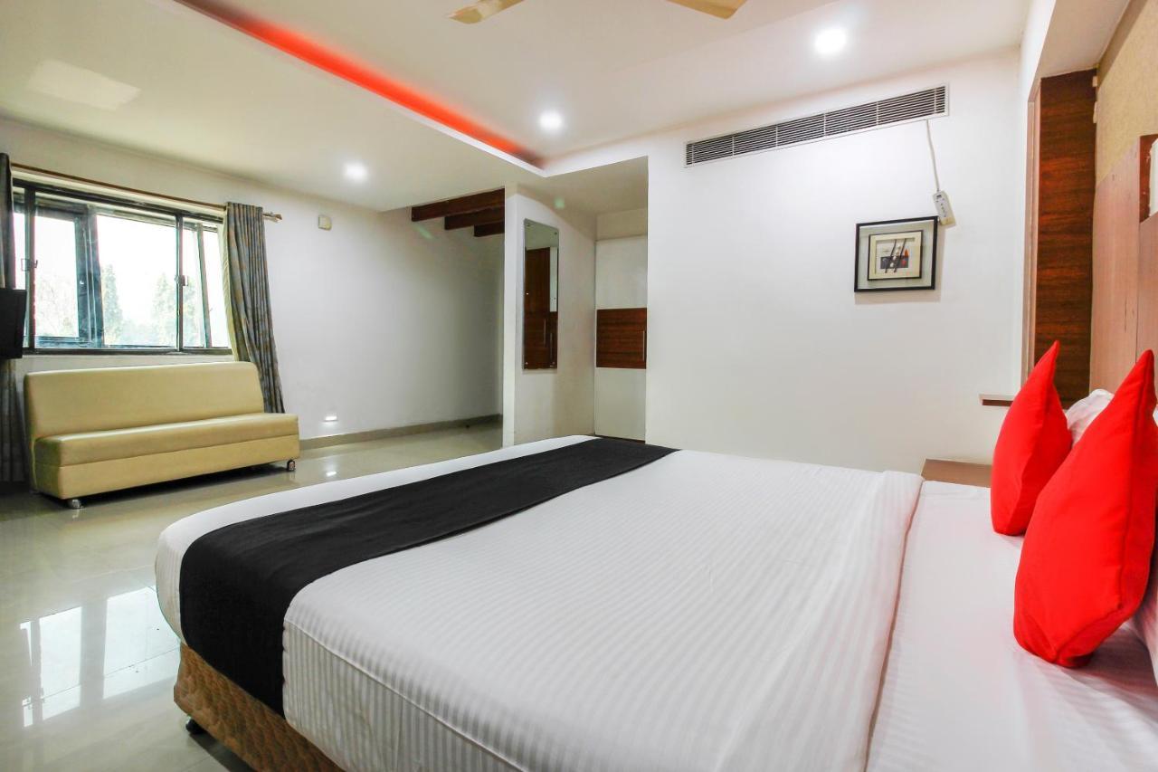 Capital O 66968 Haveli The Landmark Hotell Warangal Exteriör bild