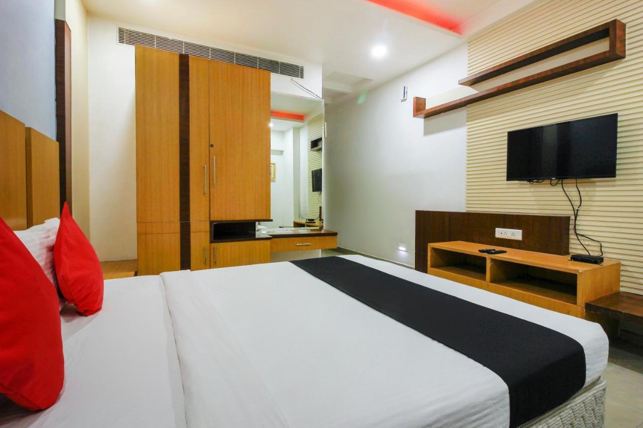 Capital O 66968 Haveli The Landmark Hotell Warangal Exteriör bild
