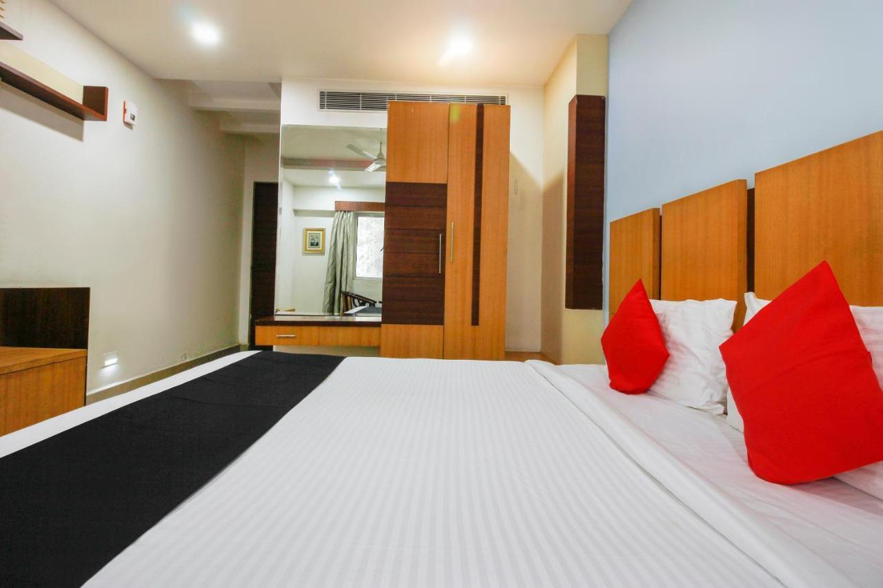 Capital O 66968 Haveli The Landmark Hotell Warangal Exteriör bild